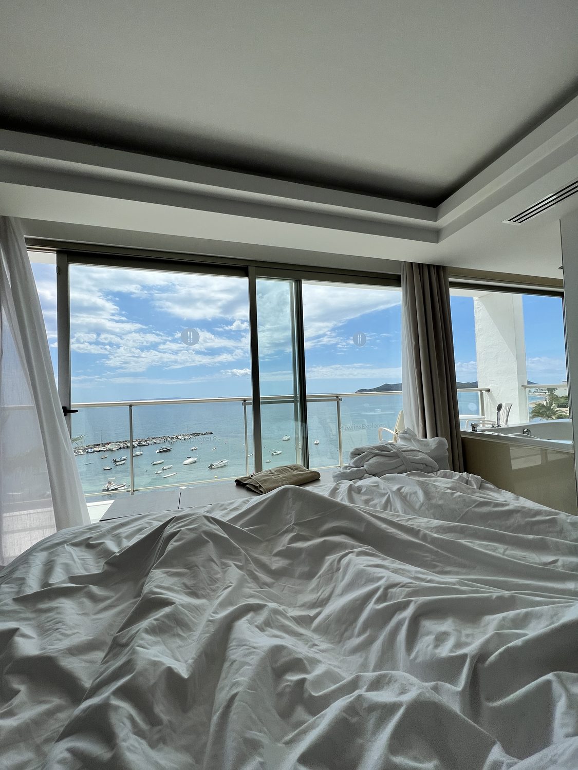 Schlafzimmer einer Ibiza-Immobilie mit Meerblick