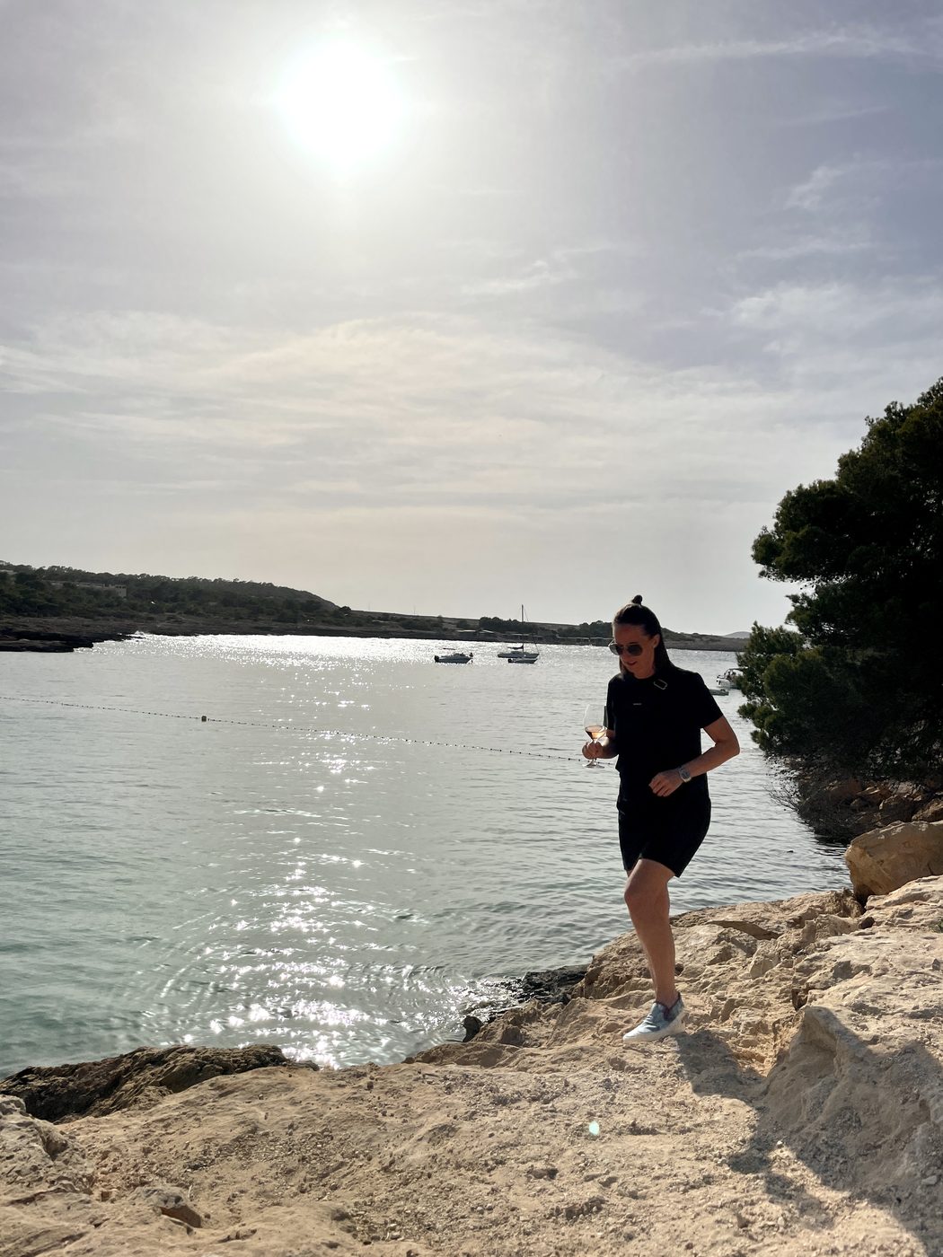 Küstenweg auf Ibiza bei hellem Sonnenlicht
