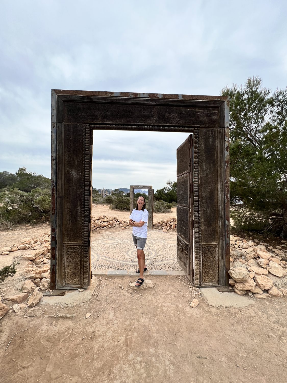 Steintor und Grundstückszufahrt auf Ibiza
