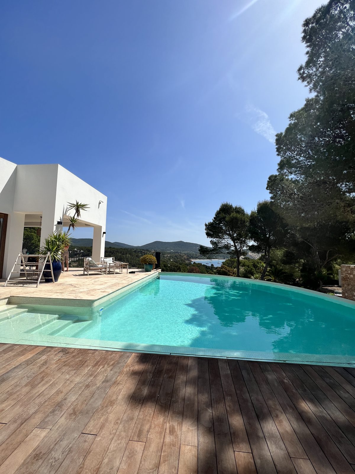 Poolterrasse einer Villa auf Ibiza mit Blick in die Landschaft