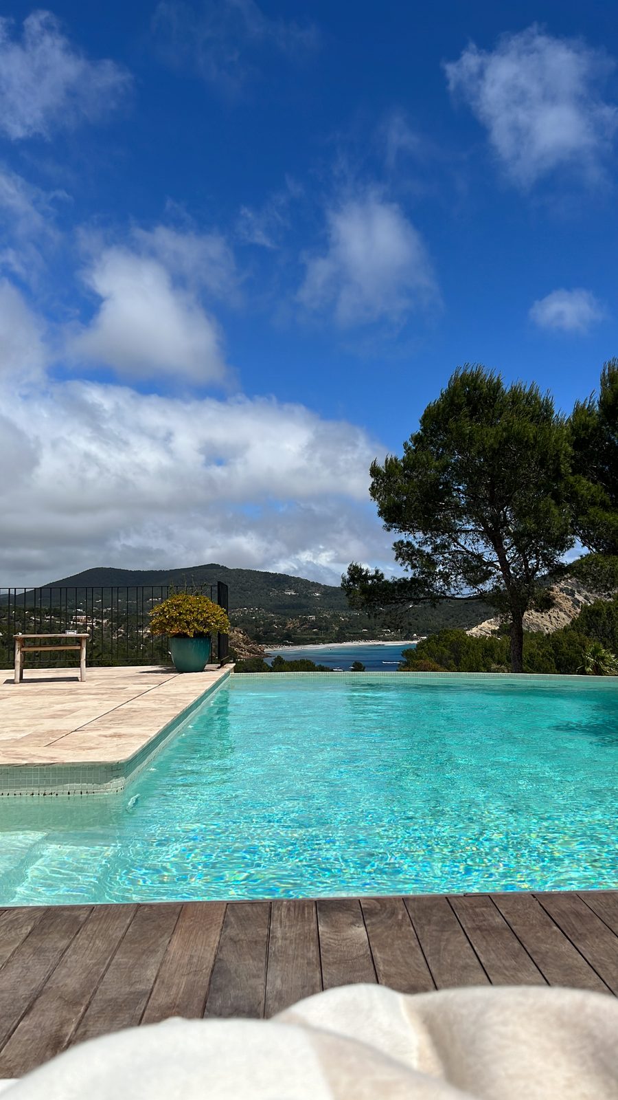 Pool und Landschaftsblick auf Ibiza als echter Vor-Ort-Eindruck